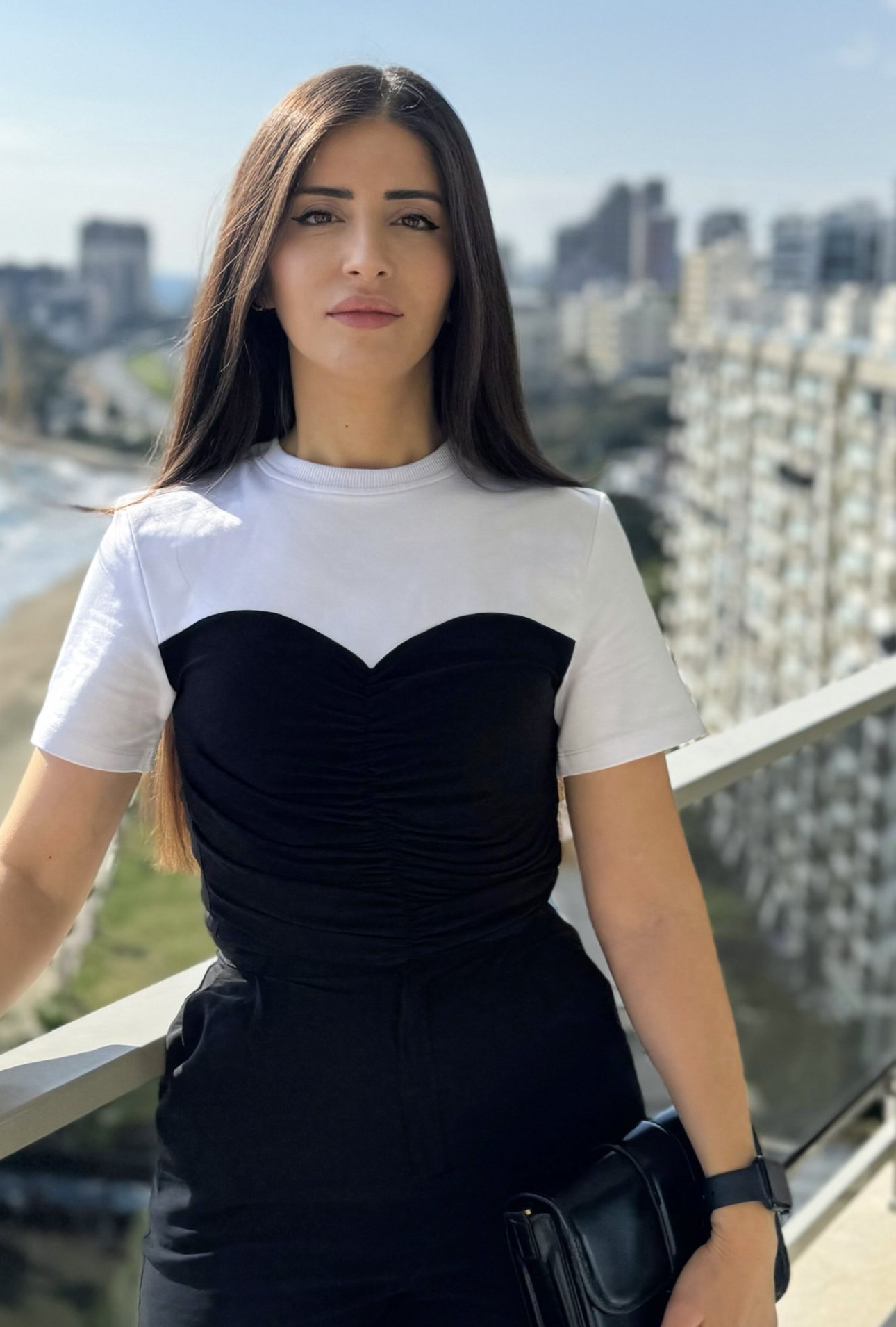 Önü Siyah Büzgülü Tişört