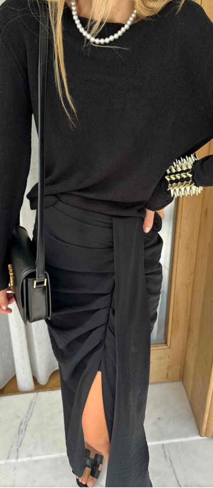 Siyah Önden Yırtmaçlı Etek