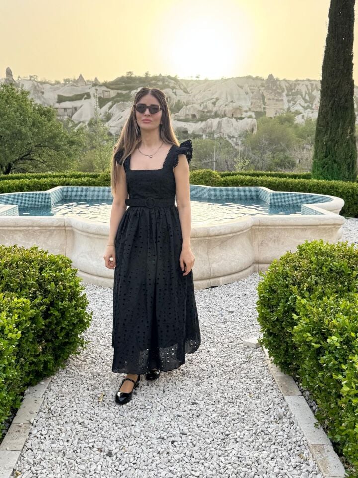 Siyah Fistolu Kemer Detaylı Elbise