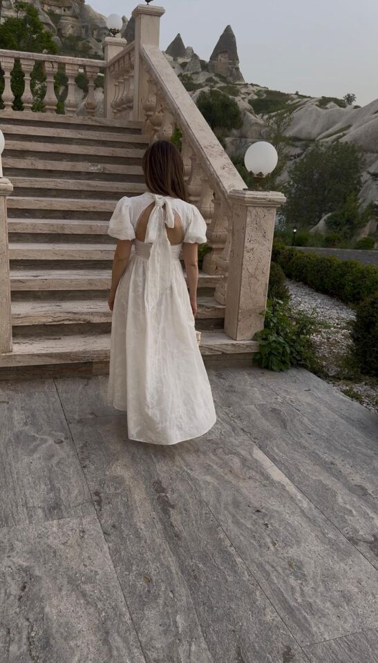 Beyaz Fistolu Sırt Dekolteli Elbise