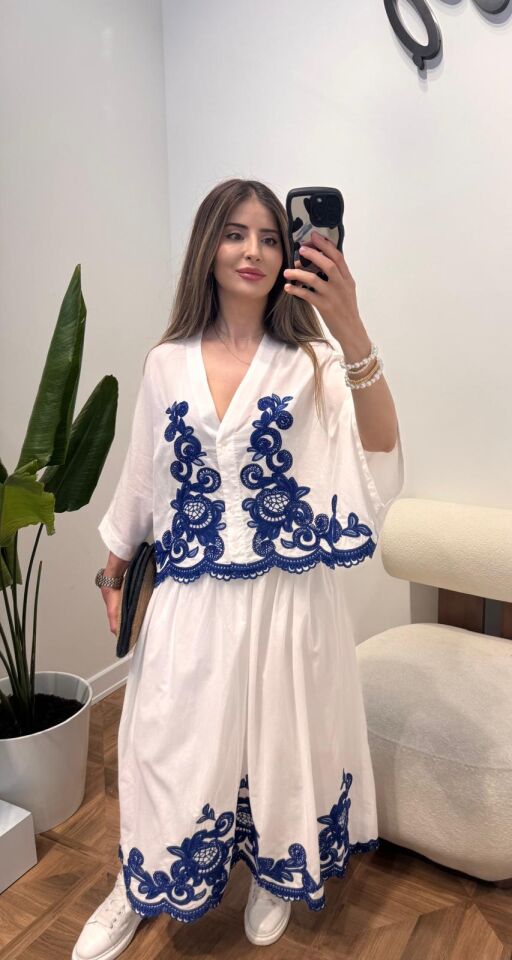 Beyaz Mavi İşlemeli Gömlek Etek Takım