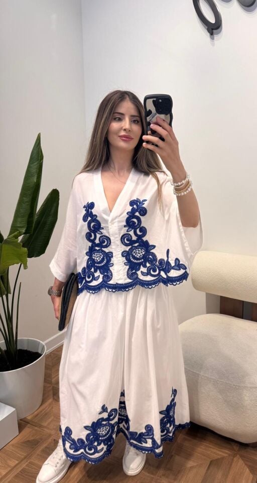Beyaz Mavi İşlemeli Gömlek Etek Takım