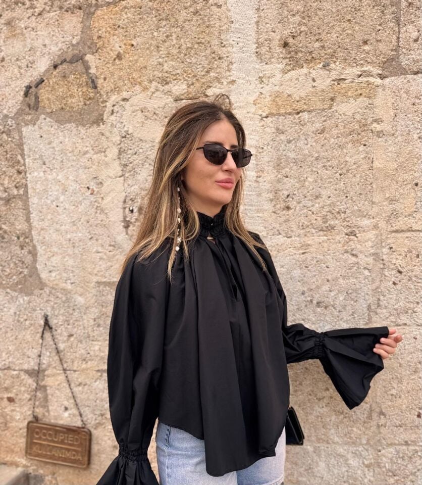 Siyah Dik yaka Kolları Fırfır Gömlek