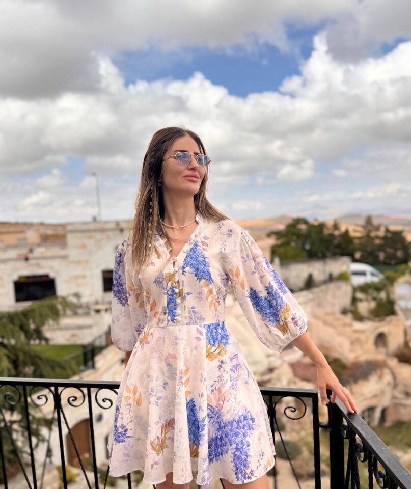 Çiçekli balon kollu kısa elbise