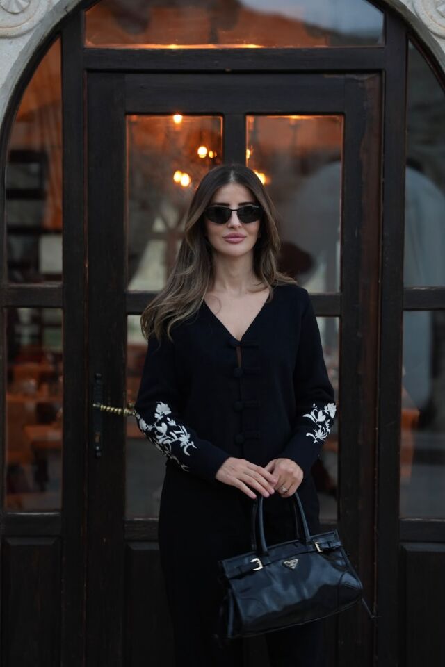 Siyah Kolları Nakışlı Hırka Triko